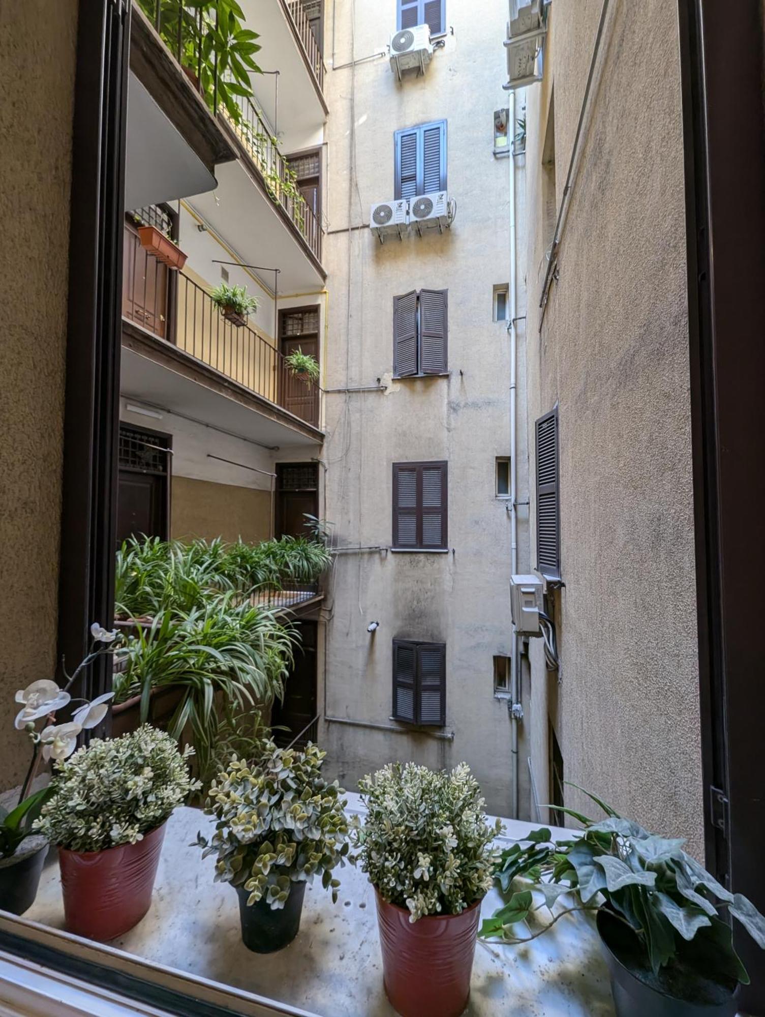 Roomz Romestay *